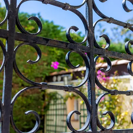 Logis L'esterella فندق 3*